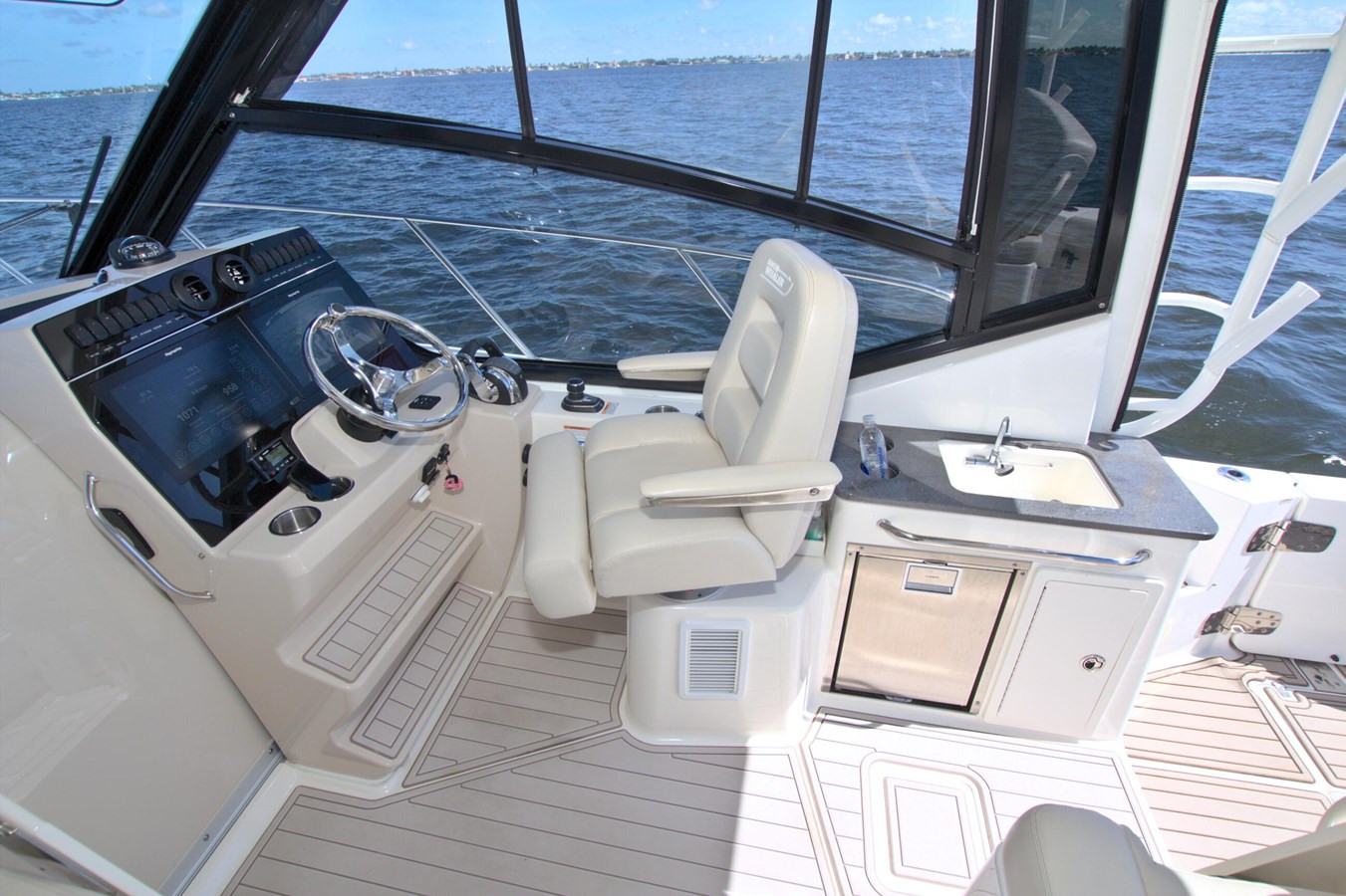 https://arconyachts.ams3.digitaloceanspaces.com/181857/conversions/large_4706528-optimize.jpg