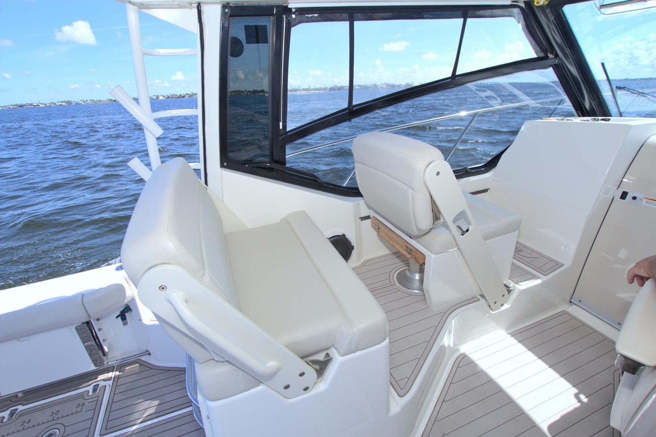 https://arconyachts.ams3.digitaloceanspaces.com/181889/conversions/large_4706539-optimize.jpg
