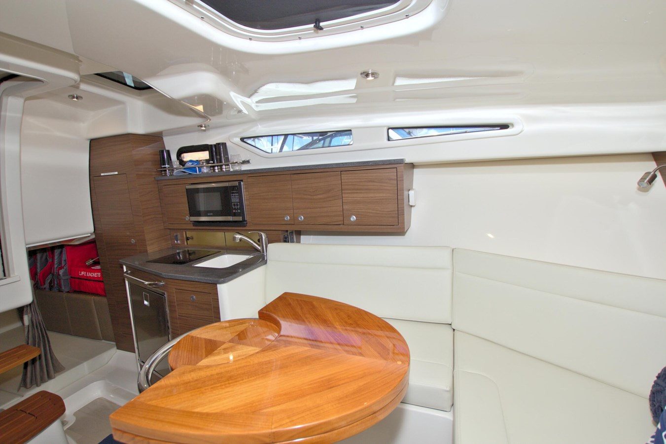 https://arconyachts.ams3.digitaloceanspaces.com/181911/conversions/large_4706547-optimize.jpg