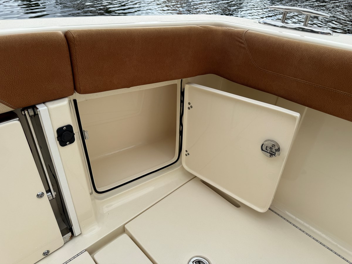 https://arconyachts.ams3.digitaloceanspaces.com/181931/conversions/large_4836923-optimize.jpg