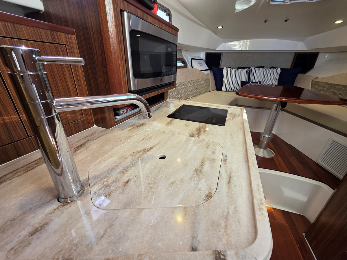 https://arconyachts.ams3.digitaloceanspaces.com/182001/conversions/large_4841428-optimize.jpg