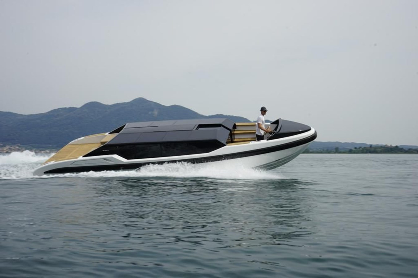 https://arconyachts.ams3.digitaloceanspaces.com/182144/conversions/large_4441583-optimize.jpg