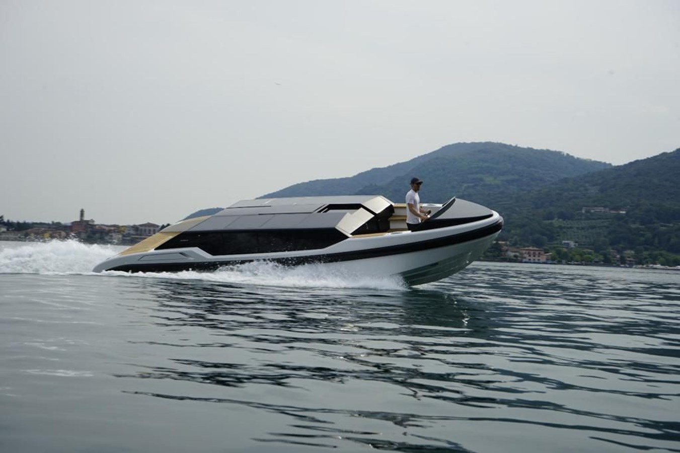 https://arconyachts.ams3.digitaloceanspaces.com/182152/conversions/large_4441586-optimize.jpg
