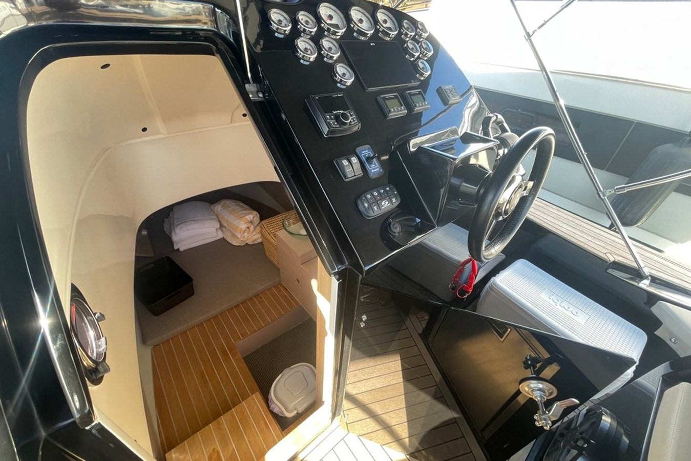 https://arconyachts.ams3.digitaloceanspaces.com/182238/conversions/large_4685554-optimize.jpg