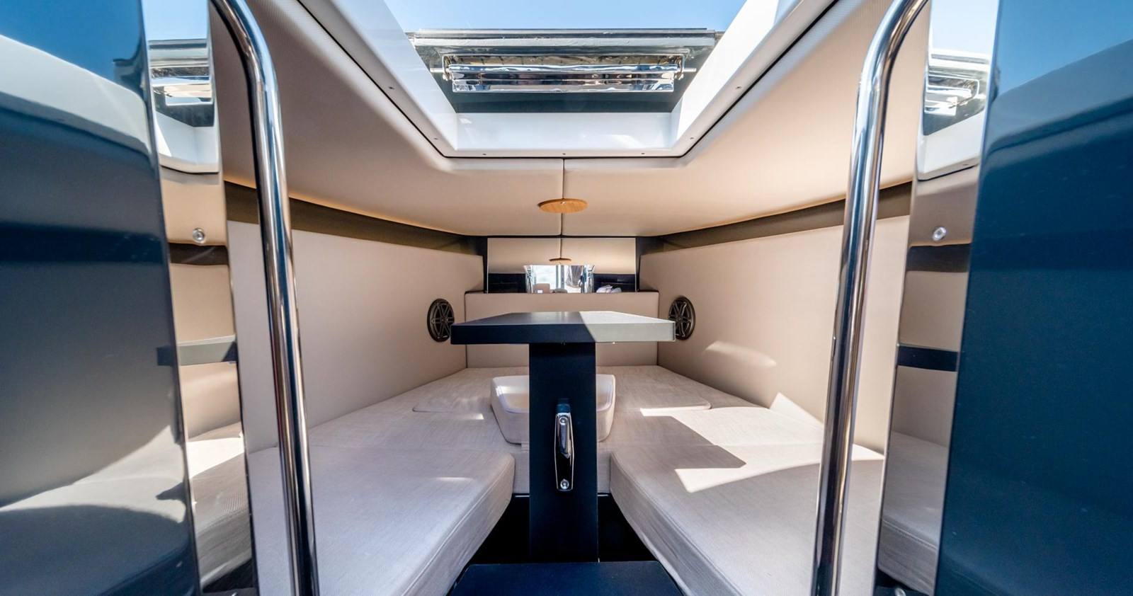https://arconyachts.ams3.digitaloceanspaces.com/182421/conversions/large_4128075-optimize.jpg