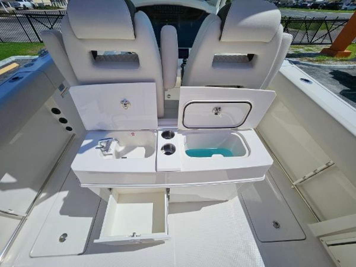 https://arconyachts.ams3.digitaloceanspaces.com/182742/conversions/large_4345883-optimize.jpg