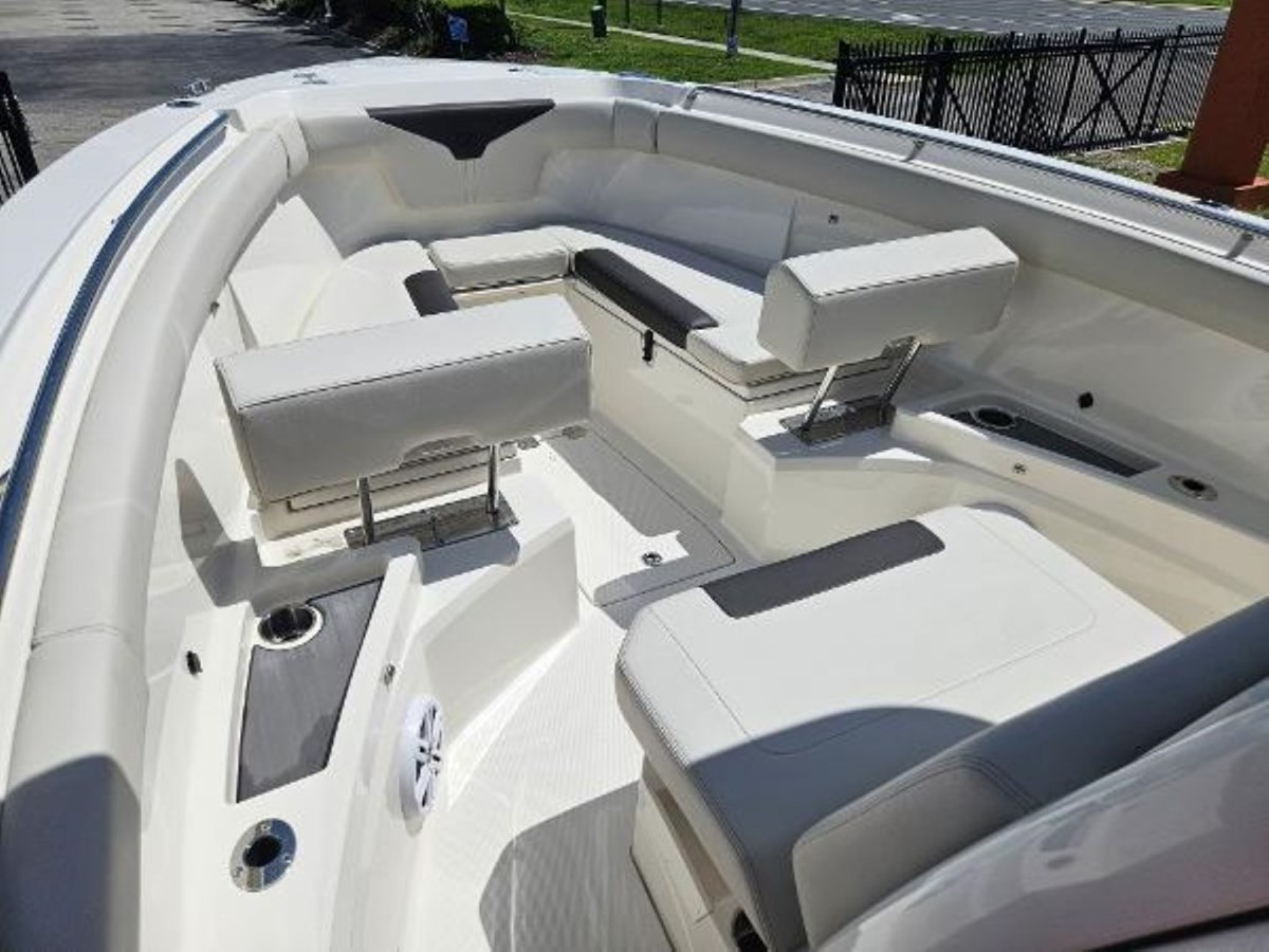 https://arconyachts.ams3.digitaloceanspaces.com/182781/conversions/large_4345897-optimize.jpg