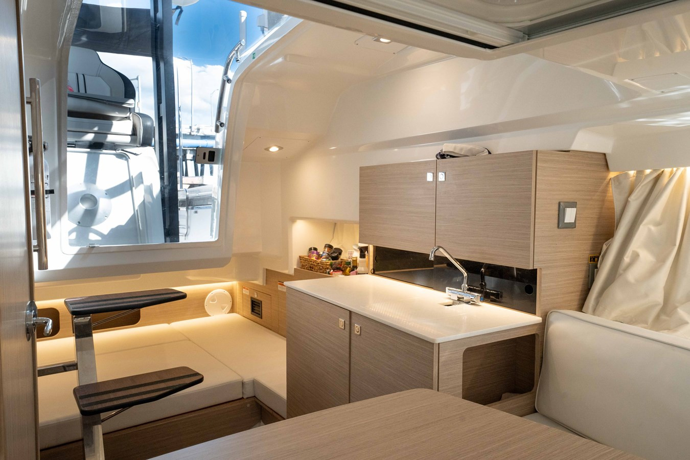 https://arconyachts.ams3.digitaloceanspaces.com/183374/conversions/large_4344464-optimize.jpg