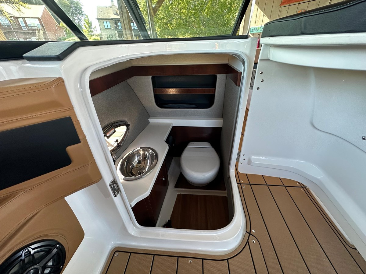 https://arconyachts.ams3.digitaloceanspaces.com/183543/conversions/large_4106007-optimize.jpg