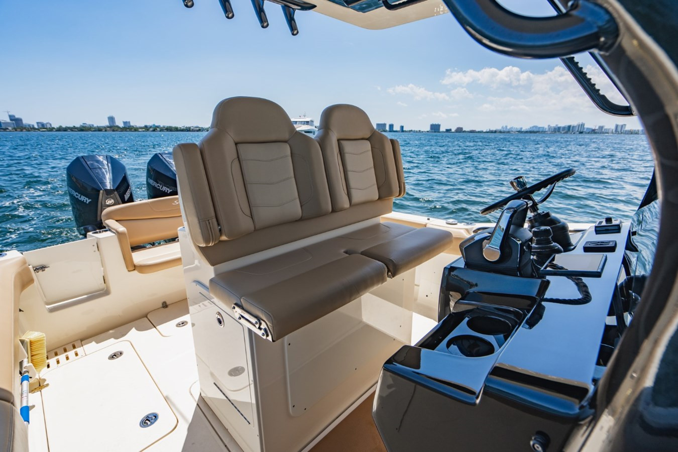 https://arconyachts.ams3.digitaloceanspaces.com/183663/conversions/large_4757051-optimize.jpg