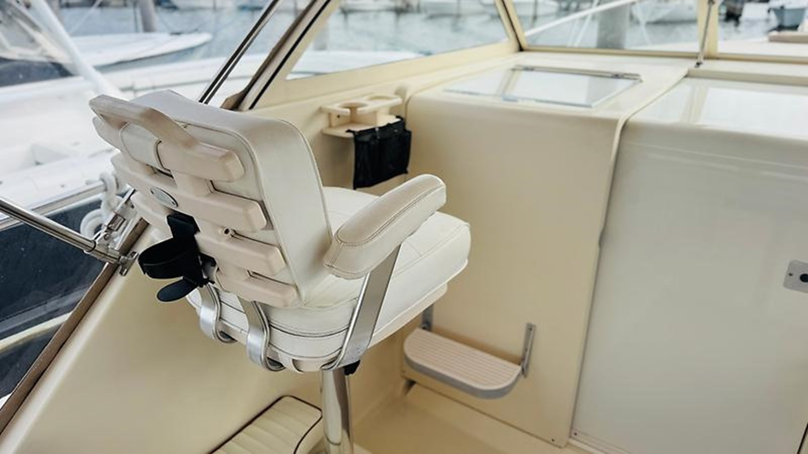https://arconyachts.ams3.digitaloceanspaces.com/184586/conversions/large_4652575-optimize.jpg