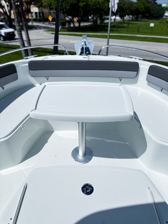https://arconyachts.ams3.digitaloceanspaces.com/184857/conversions/large_4641440-optimize.jpg