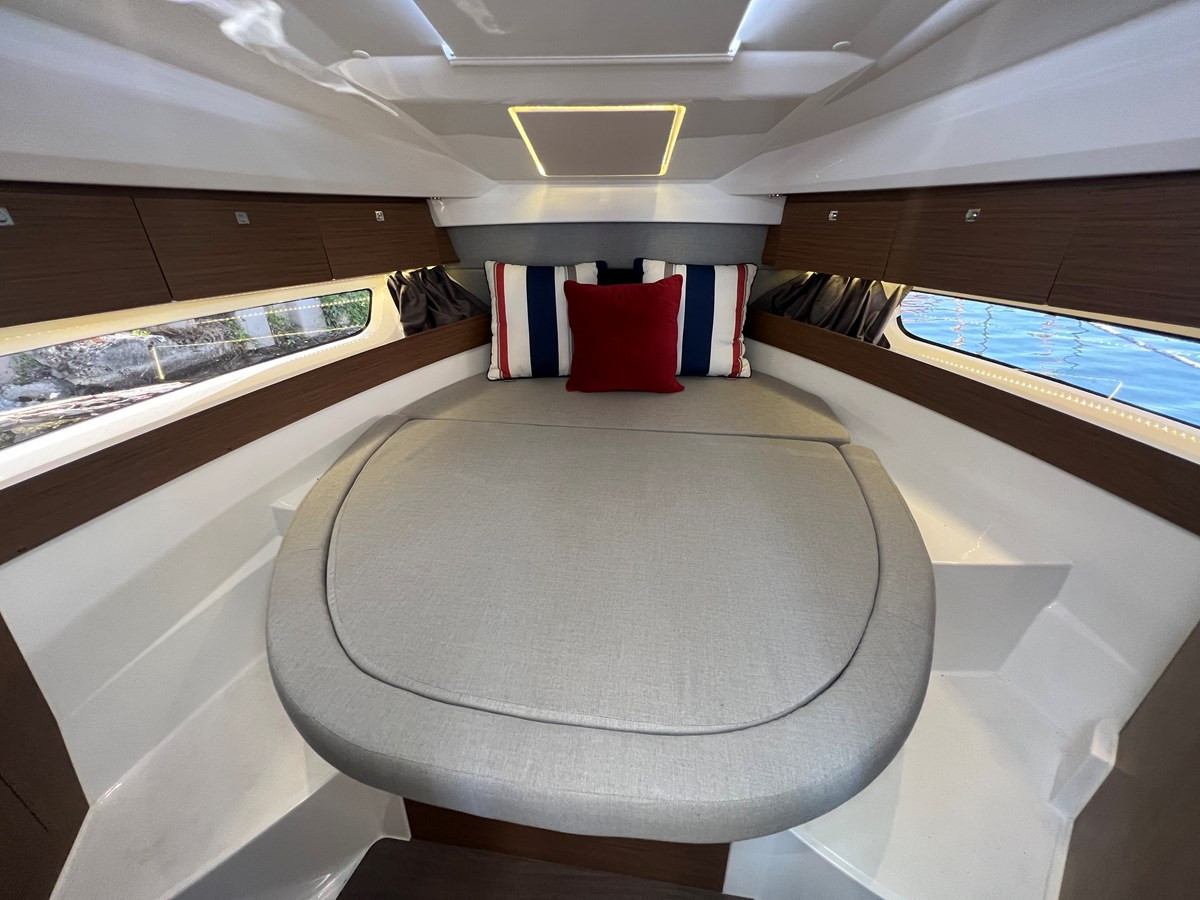 https://arconyachts.ams3.digitaloceanspaces.com/185055/conversions/large_4318075-optimize.jpg