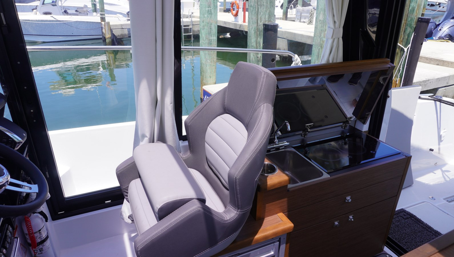 https://arconyachts.ams3.digitaloceanspaces.com/185137/conversions/large_4646879-optimize.jpg