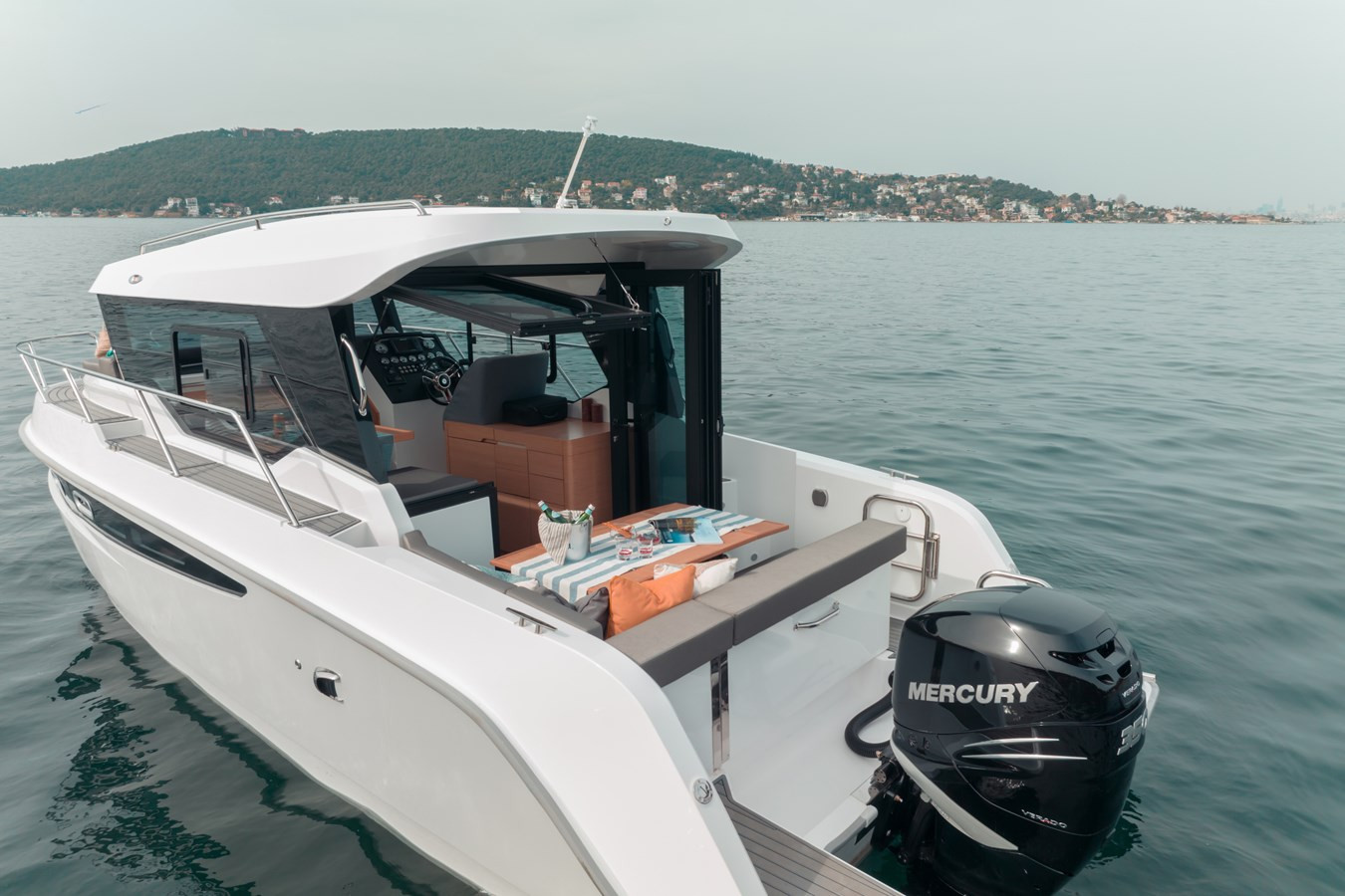 https://arconyachts.ams3.digitaloceanspaces.com/185295/conversions/large_4152196-optimize.jpg