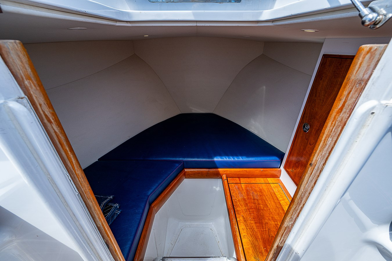 https://arconyachts.ams3.digitaloceanspaces.com/185536/conversions/large_4361139-optimize.jpg