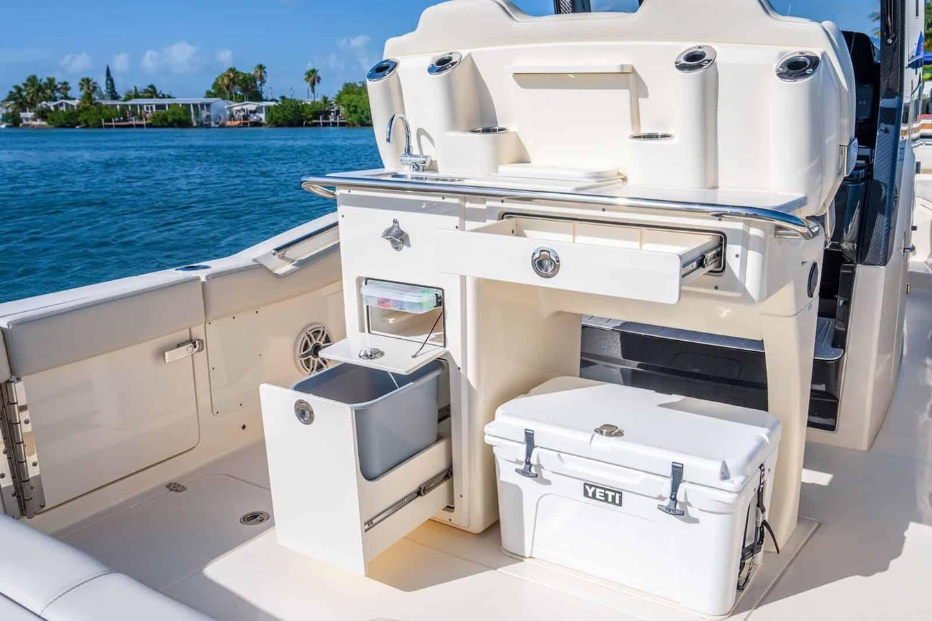 https://arconyachts.ams3.digitaloceanspaces.com/186255/conversions/large_4738685-optimize.jpg