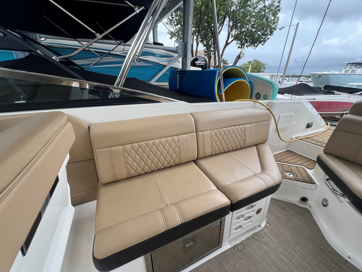 https://arconyachts.ams3.digitaloceanspaces.com/186500/conversions/large_4378191-optimize.jpg