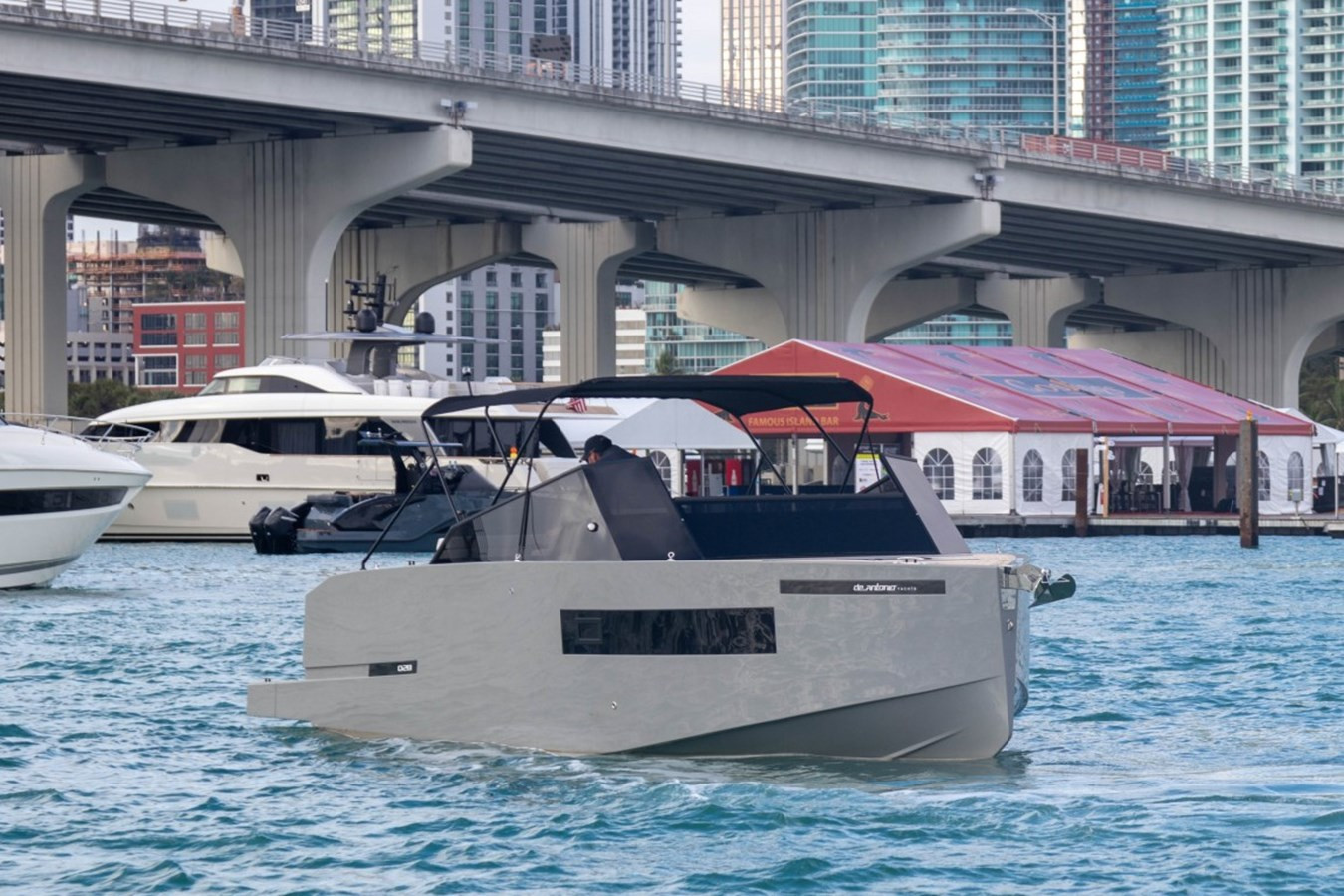 https://arconyachts.ams3.digitaloceanspaces.com/187062/conversions/large_4133971-optimize.jpg