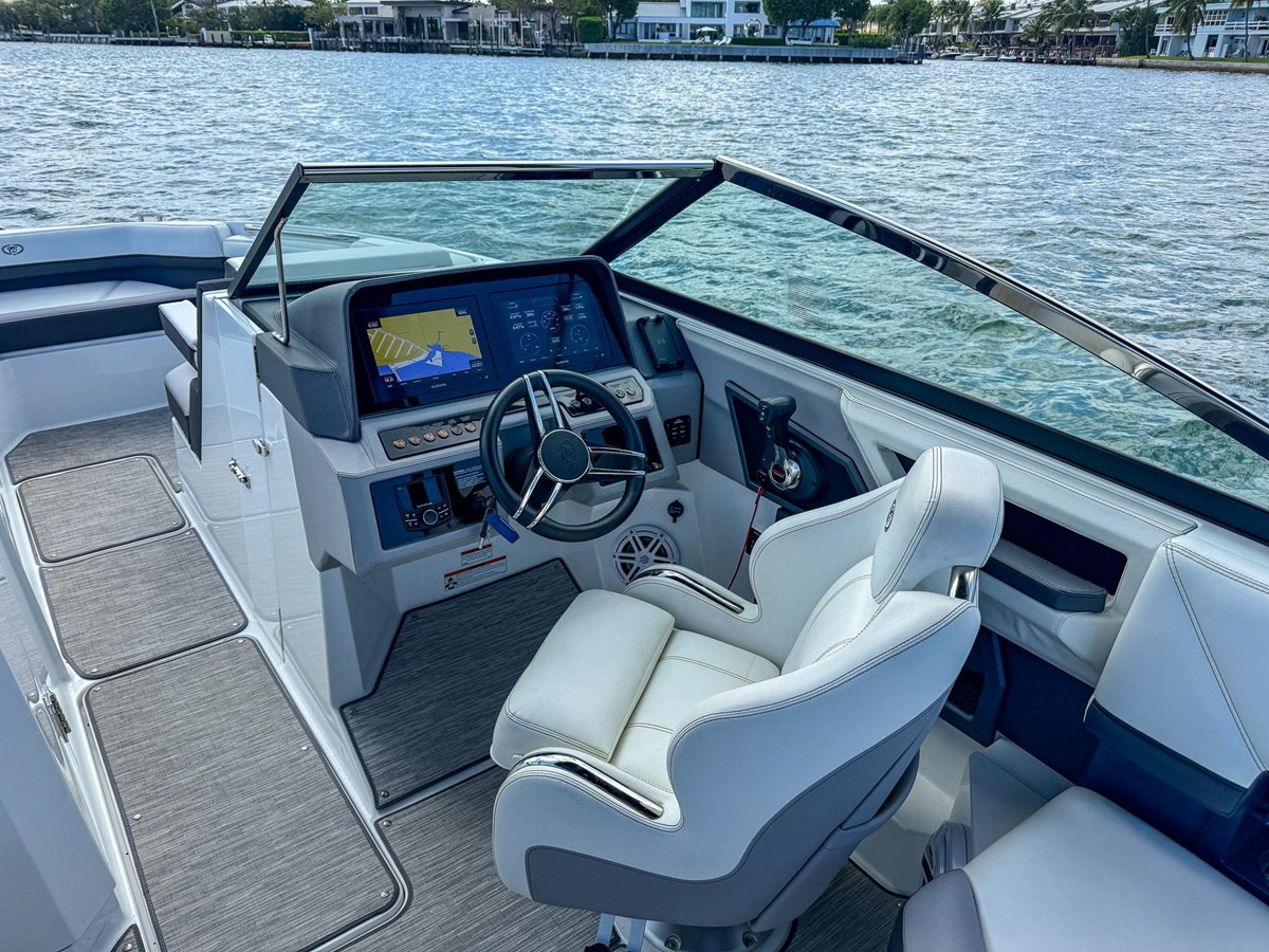 https://arconyachts.ams3.digitaloceanspaces.com/187303/conversions/large_4241685-optimize.jpg