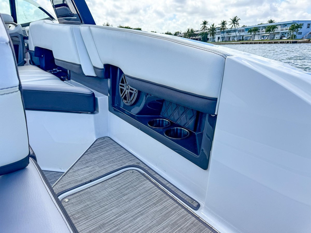 https://arconyachts.ams3.digitaloceanspaces.com/187328/conversions/large_4241694-optimize.jpg