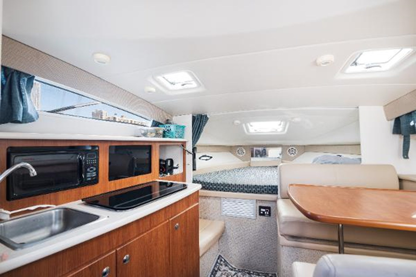 https://arconyachts.ams3.digitaloceanspaces.com/187642/conversions/large_4576723-optimize.jpg