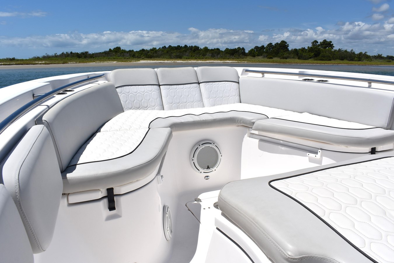 https://arconyachts.ams3.digitaloceanspaces.com/187643/conversions/large_4391107-optimize.jpg