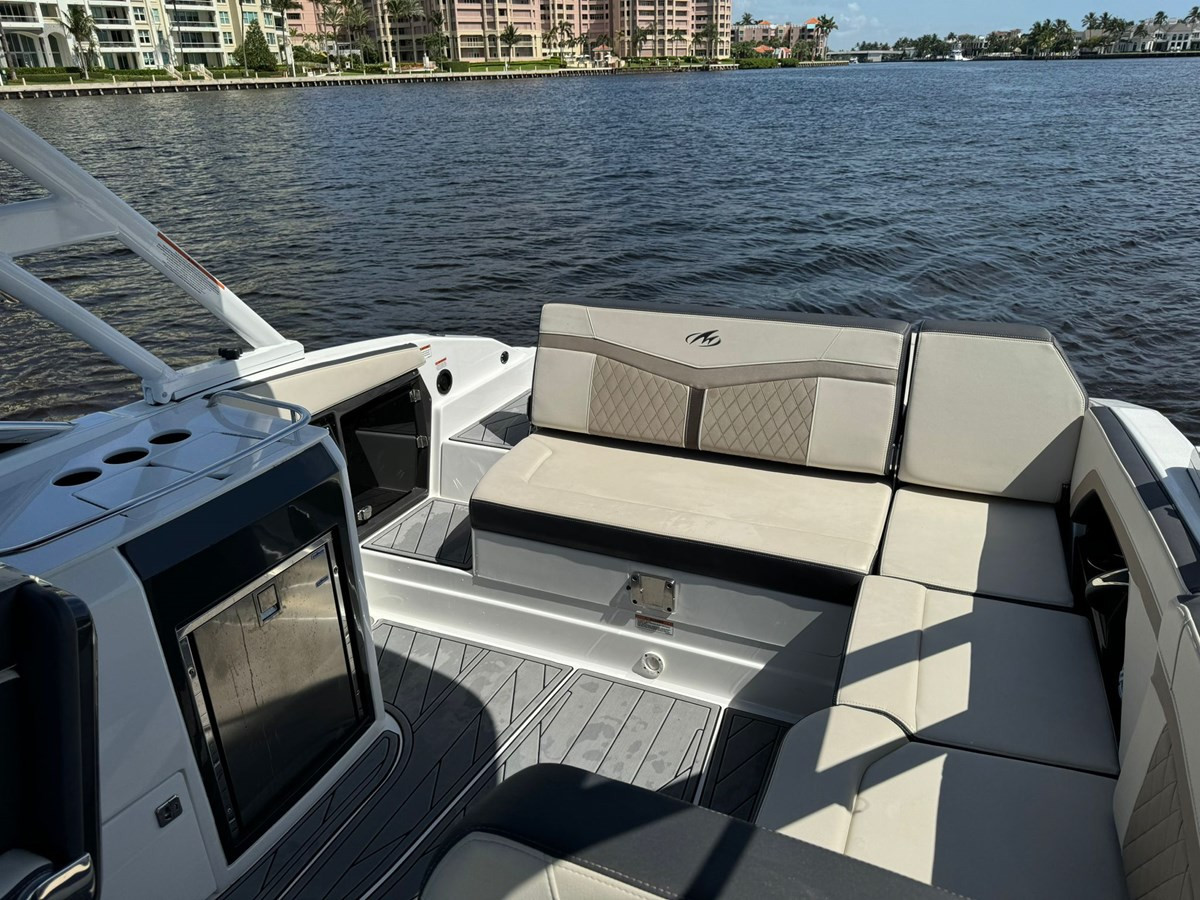 https://arconyachts.ams3.digitaloceanspaces.com/188769/conversions/large_4290808-optimize.jpg
