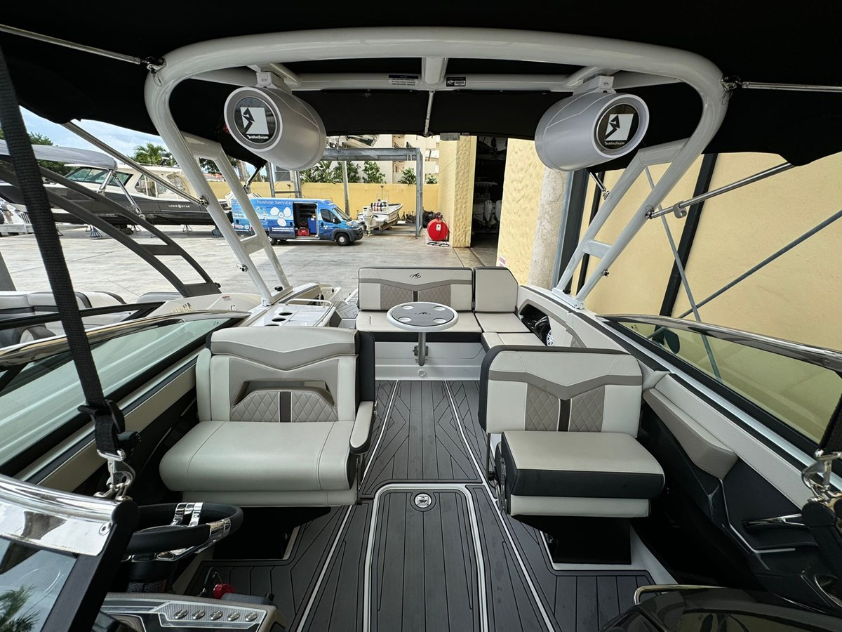 https://arconyachts.ams3.digitaloceanspaces.com/188817/conversions/large_4290825-optimize.jpg
