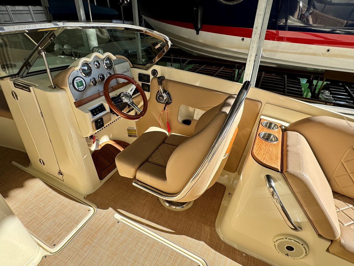 https://arconyachts.ams3.digitaloceanspaces.com/189451/conversions/large_4541521-optimize.jpg