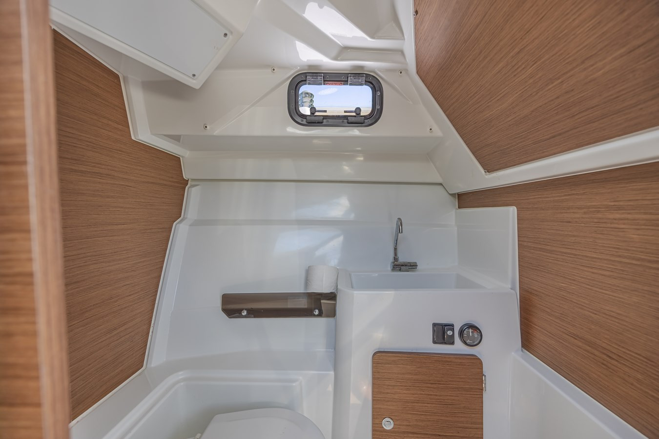 https://arconyachts.ams3.digitaloceanspaces.com/189541/conversions/large_4841129-optimize.jpg