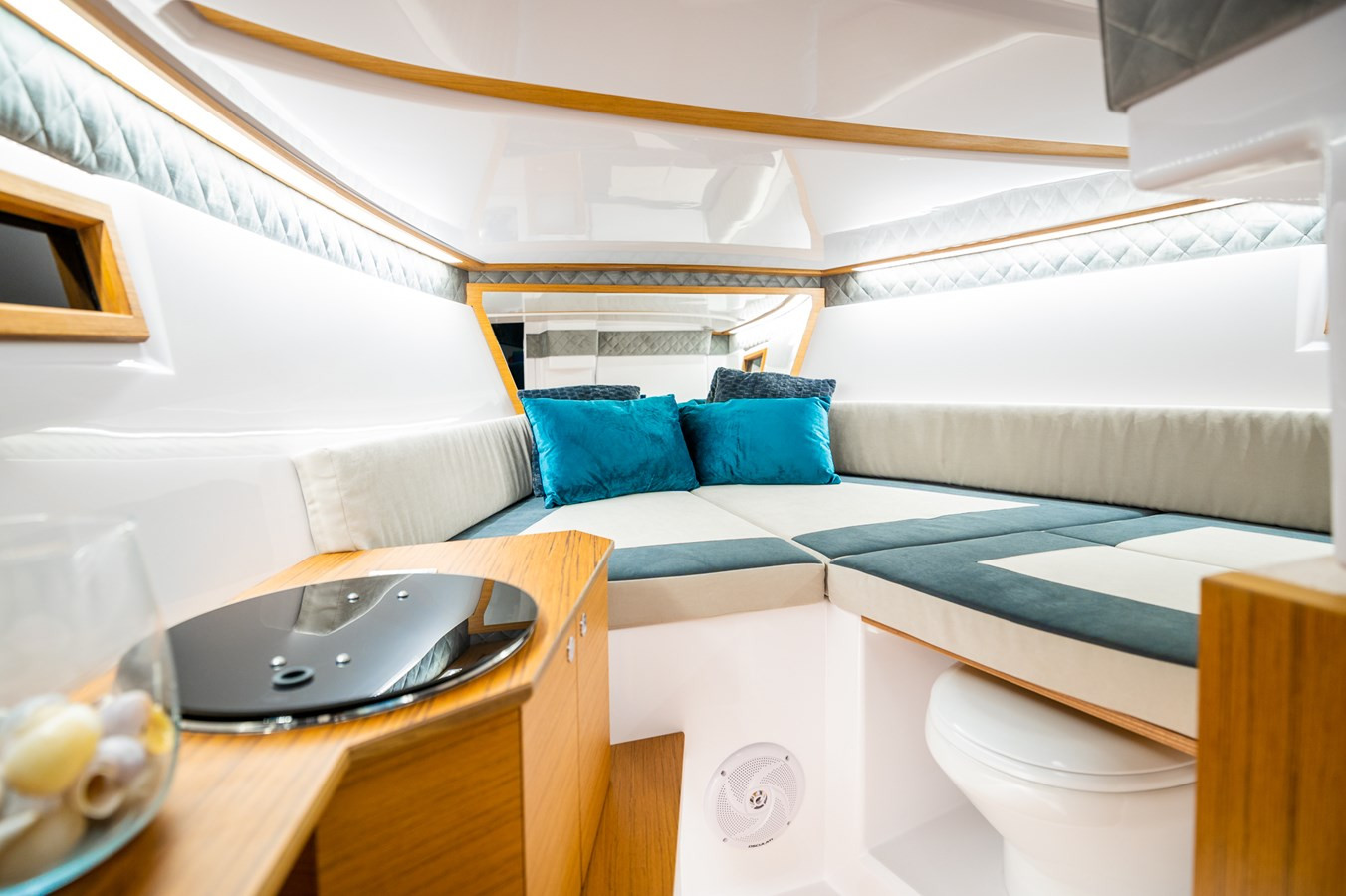 https://arconyachts.ams3.digitaloceanspaces.com/191057/conversions/large_3514892-optimize.jpg