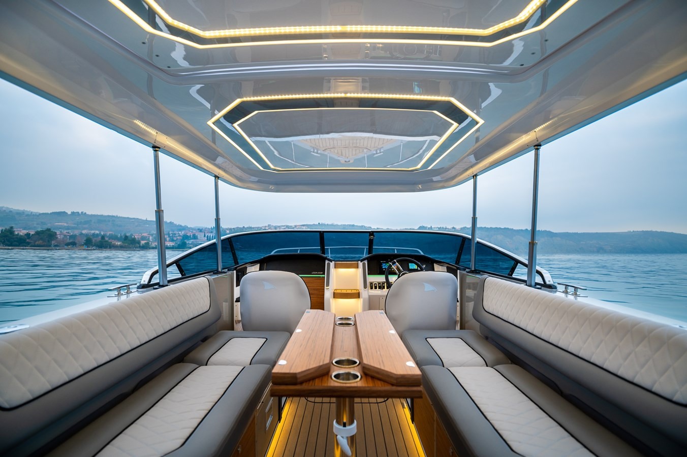 https://arconyachts.ams3.digitaloceanspaces.com/191078/conversions/large_3514997-optimize.jpg