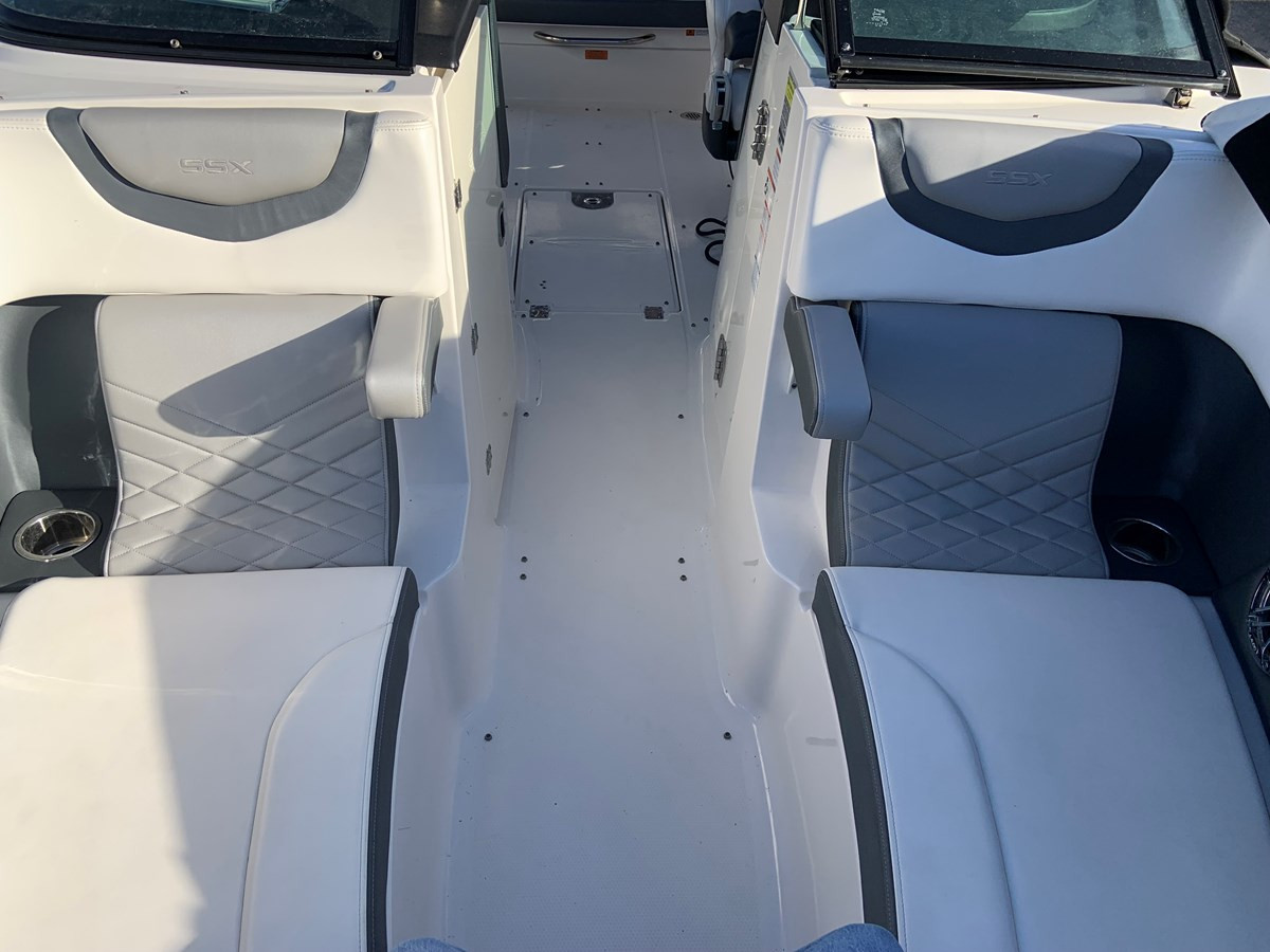 https://arconyachts.ams3.digitaloceanspaces.com/191156/conversions/large_4025892-optimize.jpg