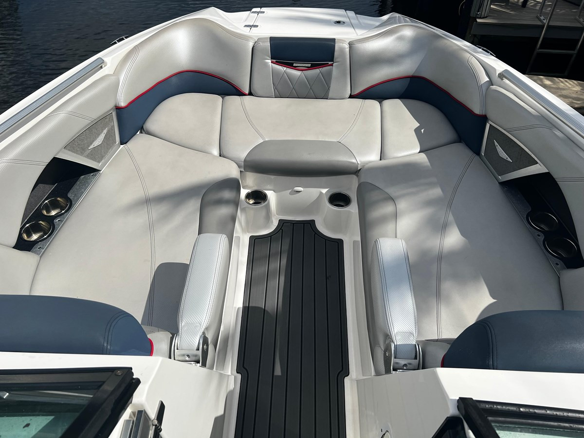 https://arconyachts.ams3.digitaloceanspaces.com/191247/conversions/large_4229536-optimize.jpg