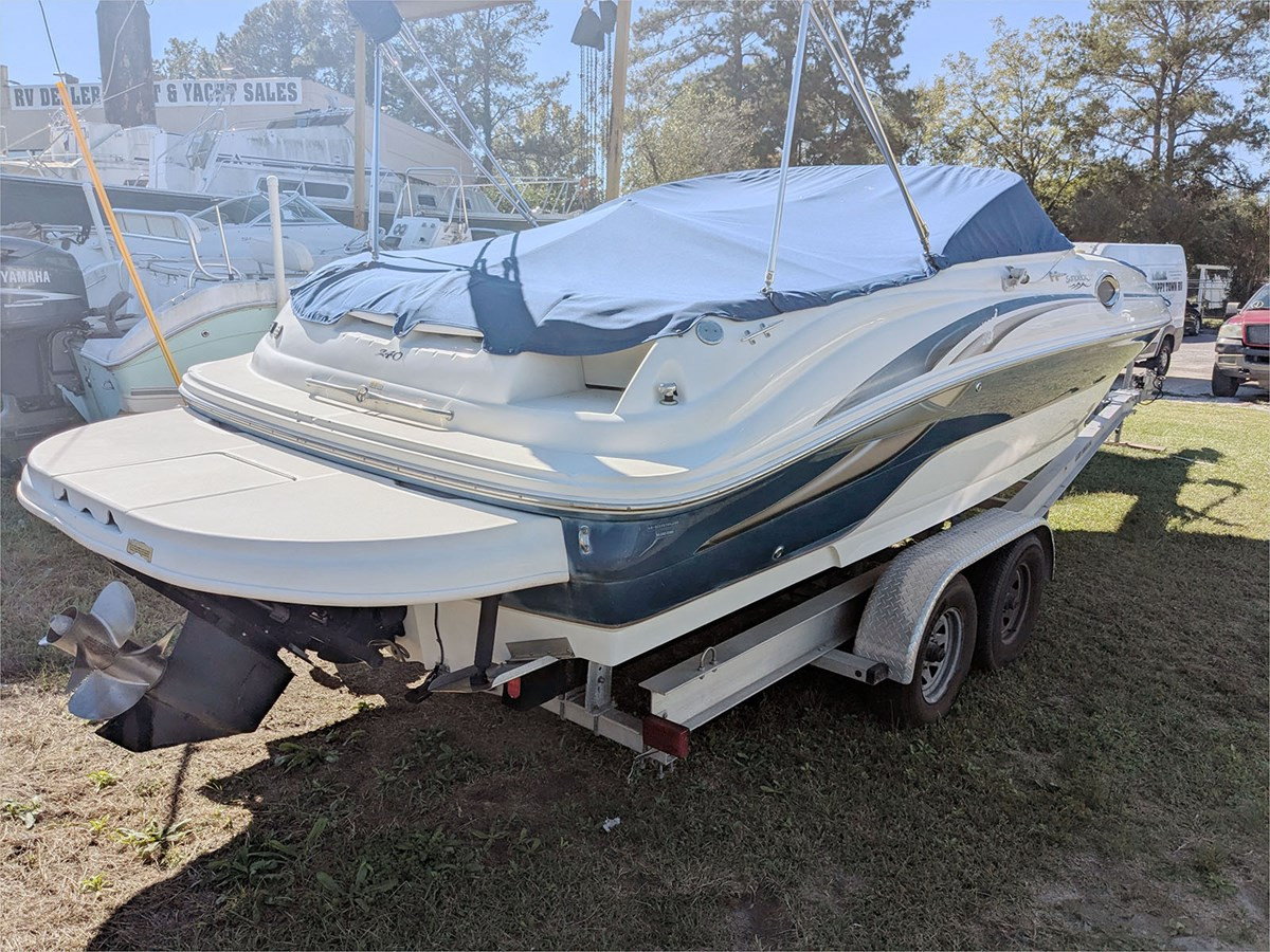 24' SEA RAY 2004 240 SUNDECK