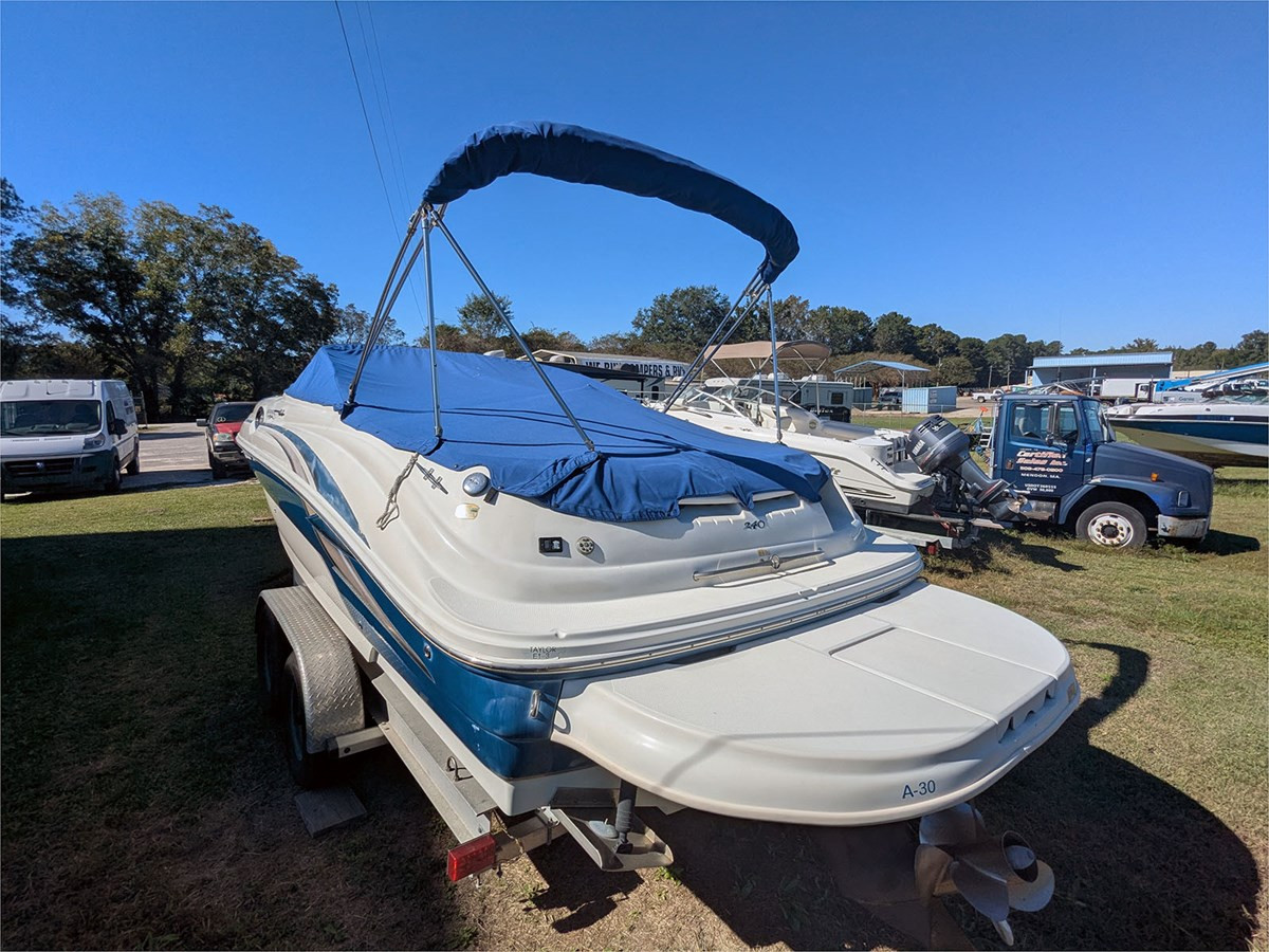 24' SEA RAY 2004 240 SUNDECK
