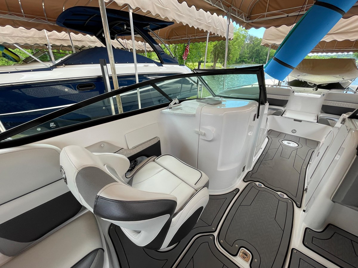 https://arconyachts.ams3.digitaloceanspaces.com/191761/conversions/large_4106650-optimize.jpg