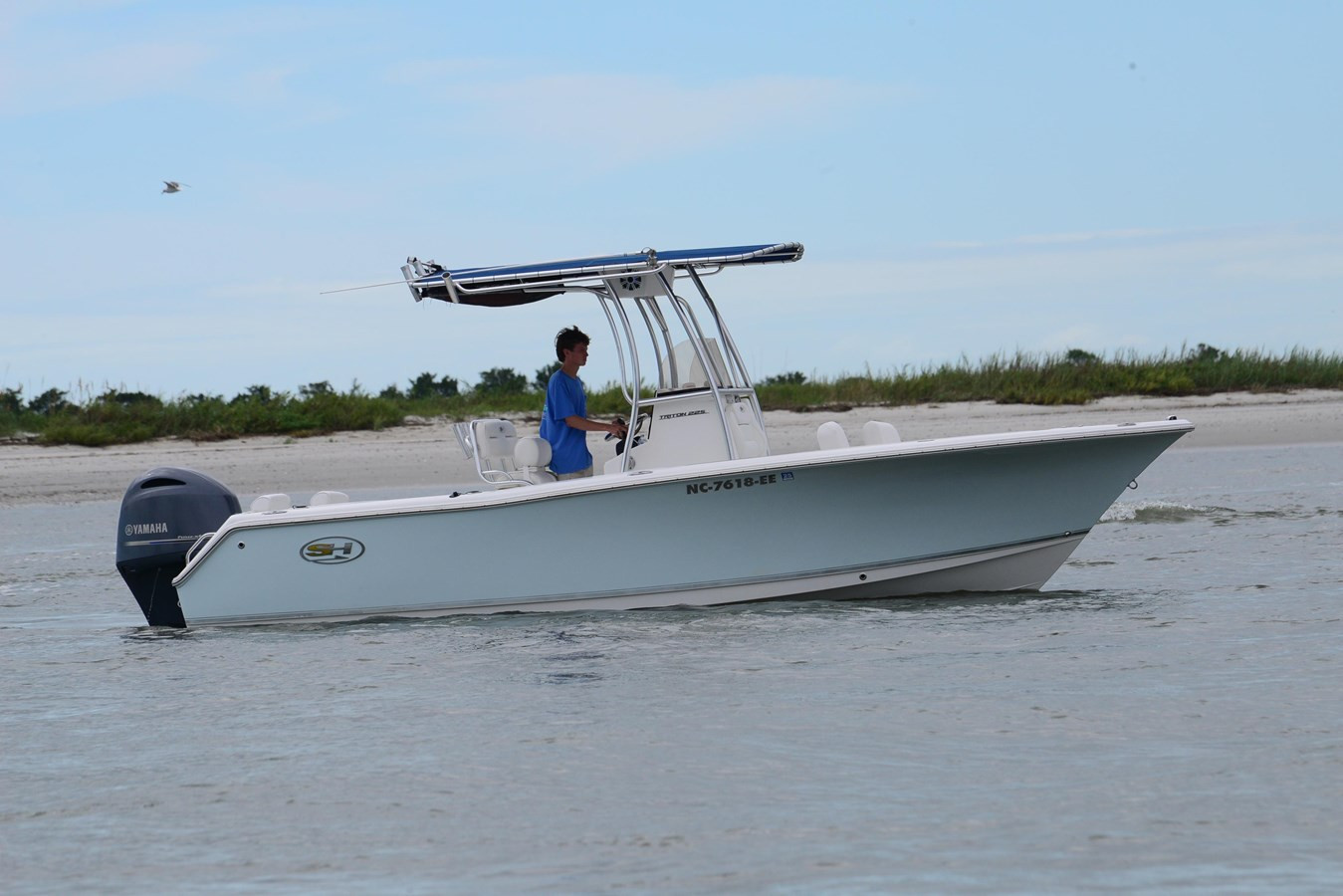 2017 SEA HUNT TRITON 225