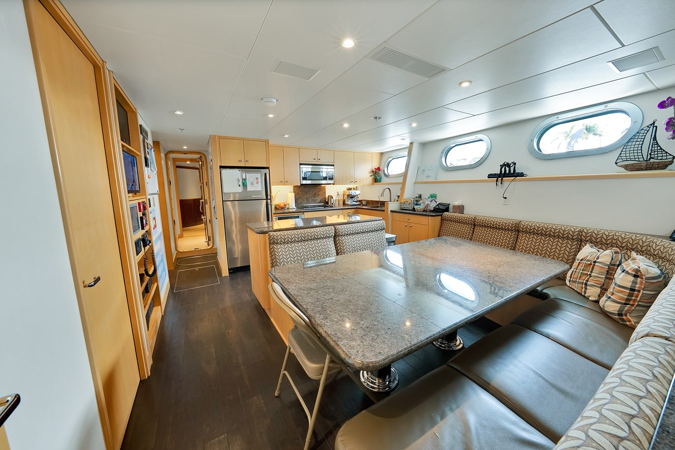 https://arconyachts.ams3.digitaloceanspaces.com/192919/conversions/large_4609239-optimize.jpg