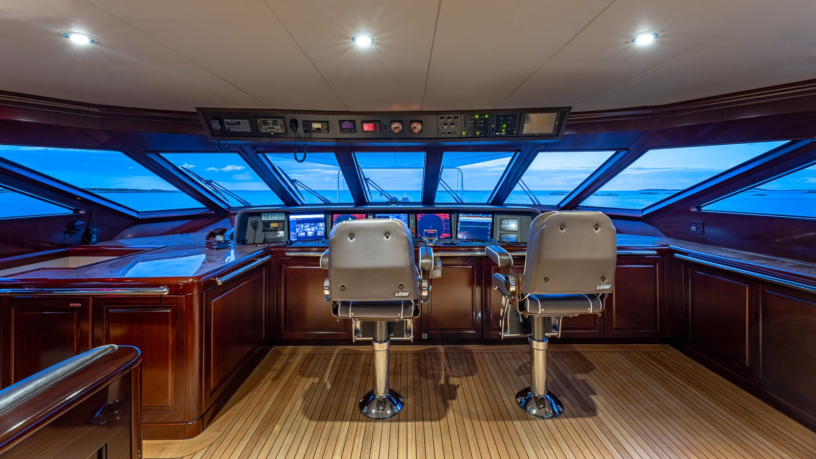 https://arconyachts.ams3.digitaloceanspaces.com/193044/conversions/large_4862327-optimize.jpg