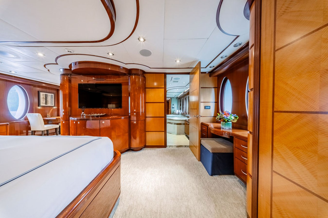 https://arconyachts.ams3.digitaloceanspaces.com/193161/conversions/large_4772085-optimize.jpg