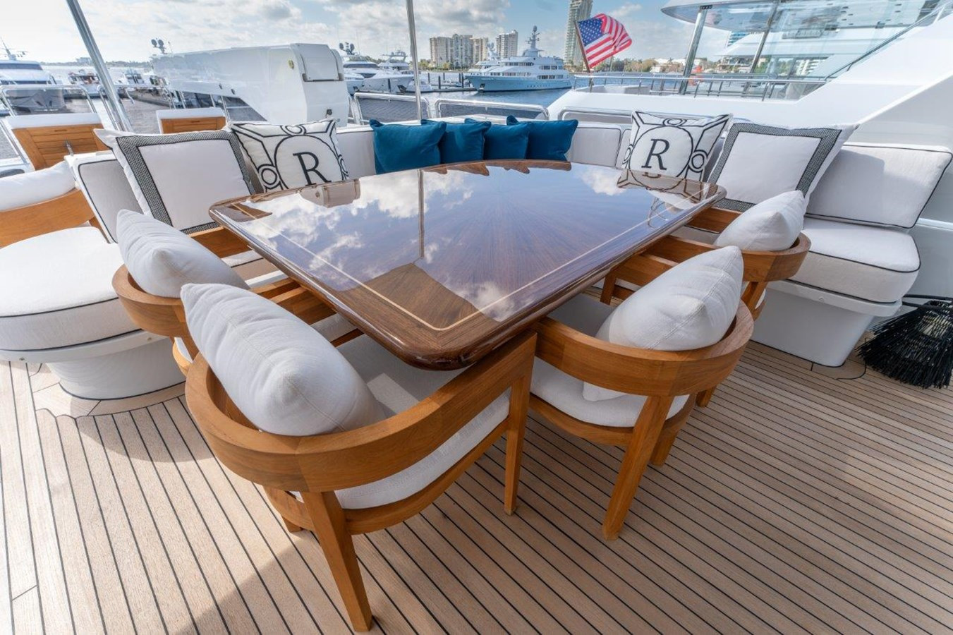 https://arconyachts.ams3.digitaloceanspaces.com/193308/conversions/large_4323921-optimize.jpg