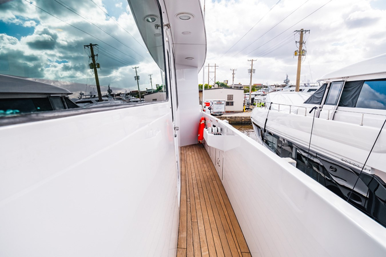 https://arconyachts.ams3.digitaloceanspaces.com/193329/conversions/large_4757184-optimize.jpg