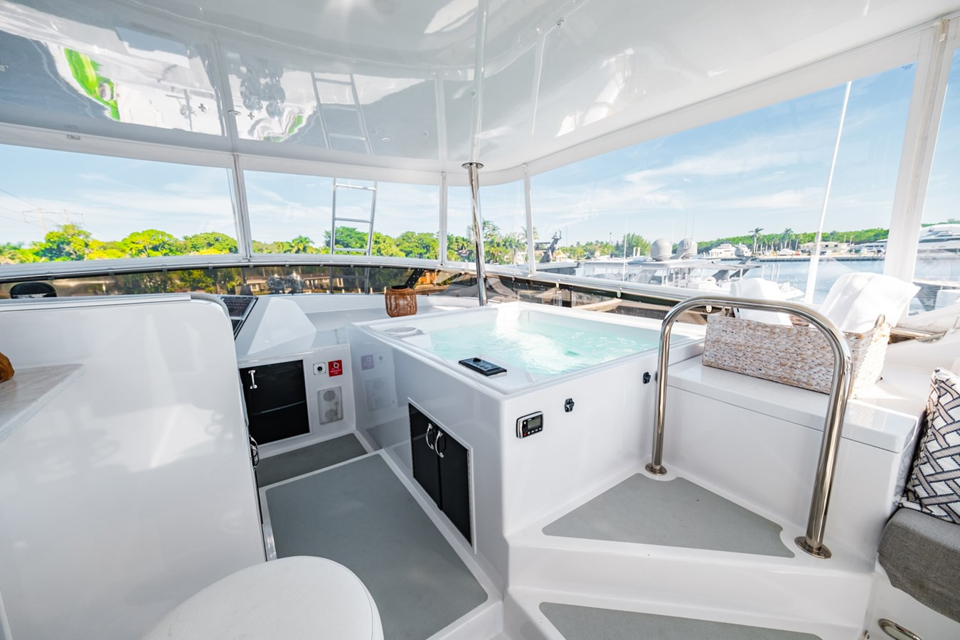 https://arconyachts.ams3.digitaloceanspaces.com/193353/conversions/large_4757196-optimize.jpg