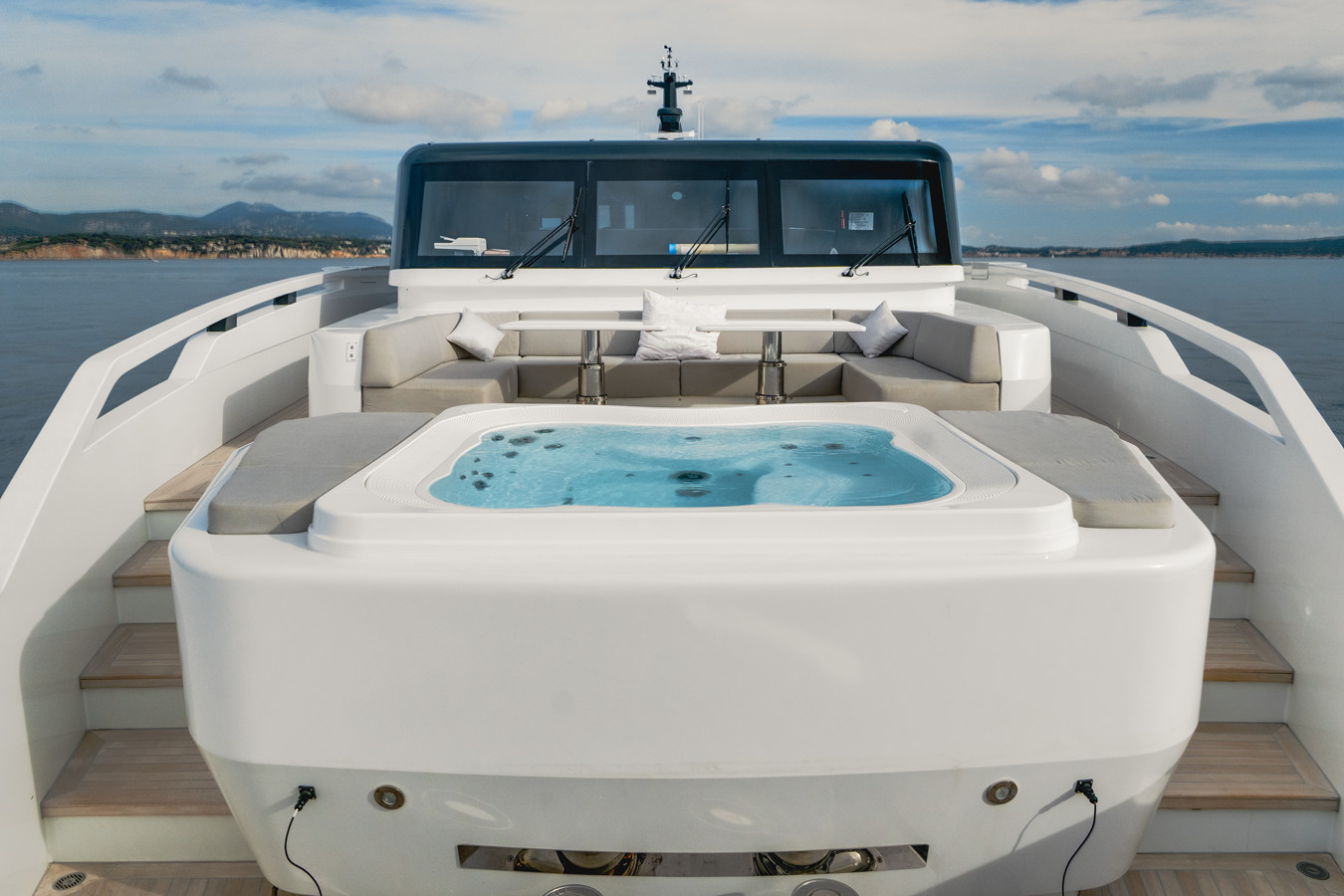 https://arconyachts.ams3.digitaloceanspaces.com/193432/conversions/large_4865851-optimize.jpg