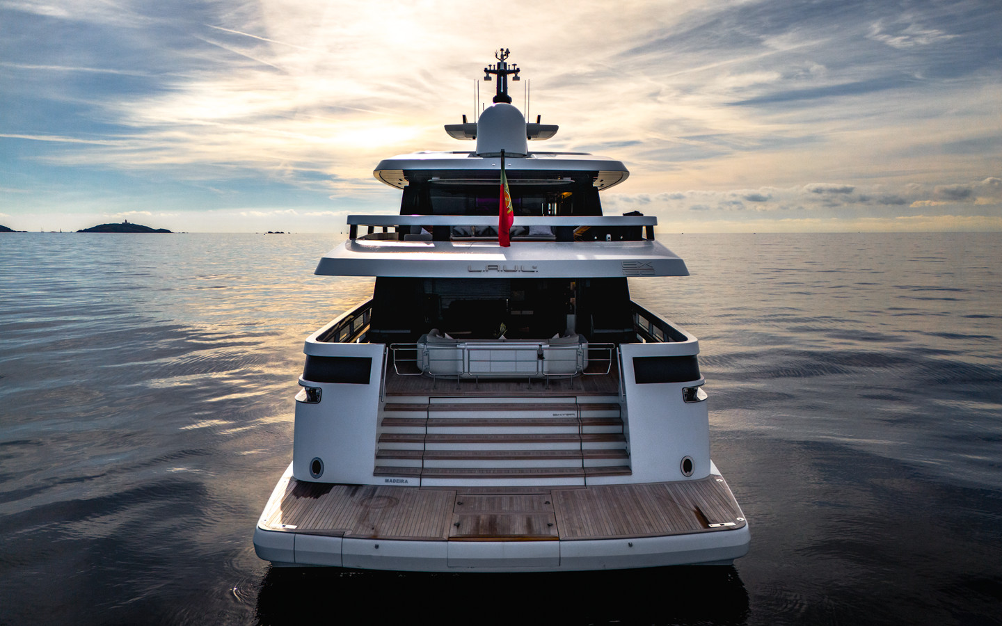 https://arconyachts.ams3.digitaloceanspaces.com/193437/conversions/large_4865856-optimize.jpg