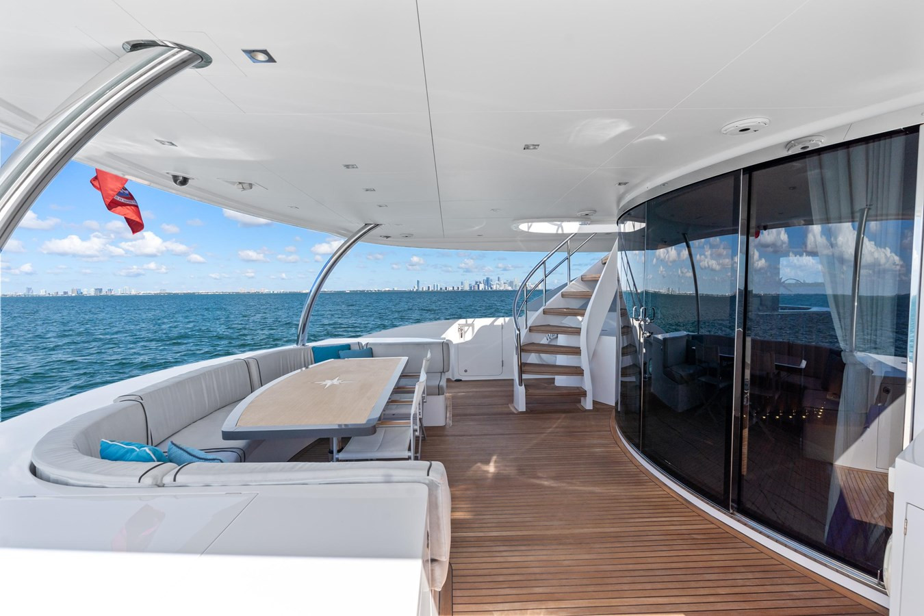 https://arconyachts.ams3.digitaloceanspaces.com/193914/conversions/large_4858189-optimize.jpg