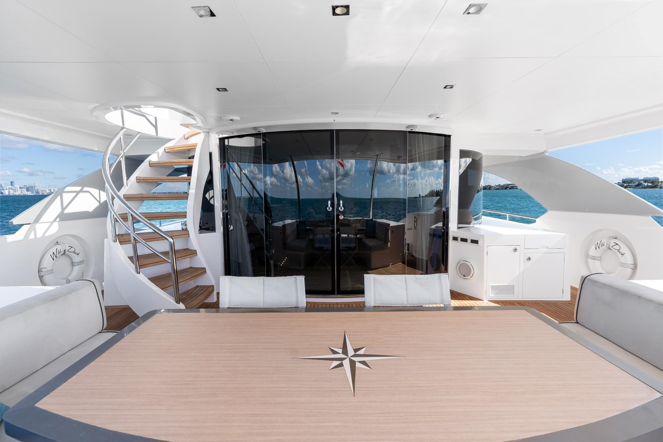 https://arconyachts.ams3.digitaloceanspaces.com/193918/conversions/large_4858191-optimize.jpg