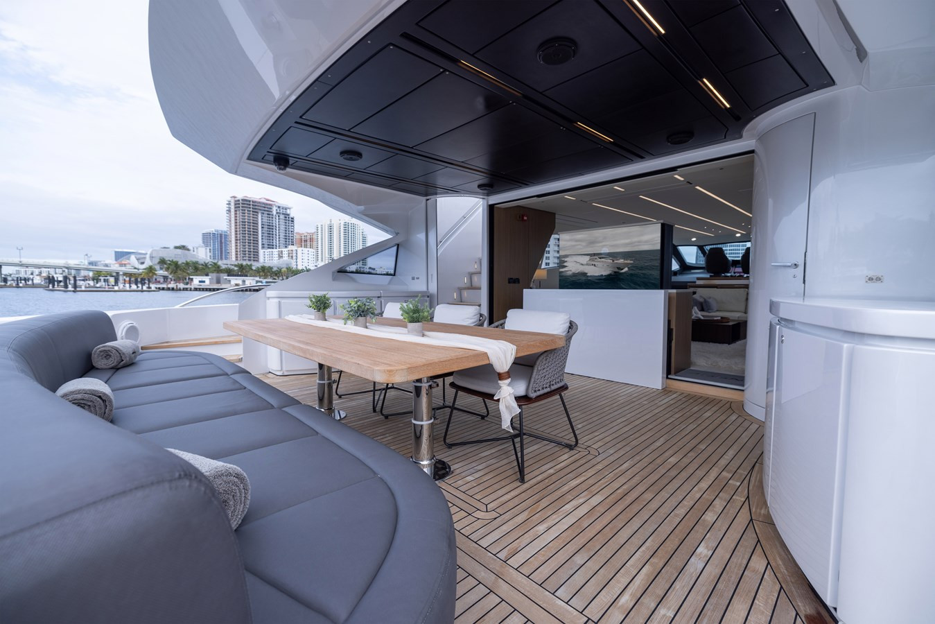 https://arconyachts.ams3.digitaloceanspaces.com/193975/conversions/large_4557423-optimize.jpg